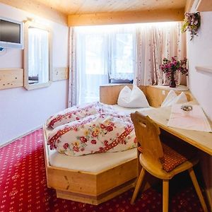 Mały pokój z łóżkiem king-size